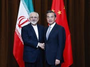 Chinas Aussenminister Wang Yi (rechts) und Irans Aussenminister Javad Zarif (links) hatten vor einiger Zeit bessere Handelsbeziehungen für ihre Länder vereinbart - nun geht eine neue Handelstrasse zwischen den beiden Staaten in Betrieb. (Bild: KEYSTONE/EPA GETTY IMAGES POOL/LINTAO ZHANG / POOL)