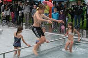 Trotz Regen macht es Spass: Niko(10), Maja(9), Anja(7) und Luka(6) sind die ersten im neuen Planschbecken. (Bild: Sepp Odermatt)