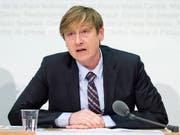 Erlässt der Bund neue Gebühren oder erhöht bestehende, soll Preisüberwacher Stefan Meierhans immer angehört werden. Der Bundesrat befürwortet eine entsprechende Motion. (Bild: KEYSTONE/PETER SCHNEIDER)