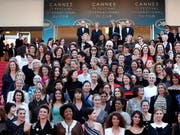 Schauspielerinnen und Regisseurinnen forderten auf dem roten Teppich in Cannes gleiche Rechte in der Filmbranche. (Bild: KEYSTONE/EPA/FRANCK ROBICHON)