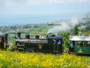 Ein Konvoi aus sieben historischen Dampfloks hat am Samstag in der Waadt einen voll besetzten Zug von Blonay nach Chamby gezogen. (Bild: KEYSTONE/GABRIEL MONNET)