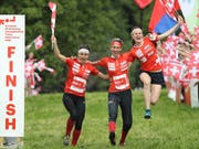 Elena Roos, Julia Gross und Judith Wyder (von links) freuen sich über eine weitere Goldmedaille des Schweizer Teams (Bild: KEYSTONE/SWISS ORIENTEERING/REMY STEINEGGER)