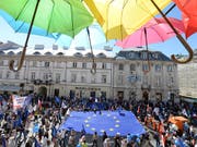 In Polen haben Tausende Menschen gegen die Justizreform der Regierung protestiert, die einen Streit mit der Europäischen Union ausgelöst hat. (Bild: KEYSTONE/AP/CZAREK SOKOLOWSKI)