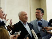 Uno-Vermittler Matthew Nimetz (Mitte) mit dem griechischen Aussenminister Nikos Kotzias (l) und dem Aussenminister Mazedoniens Nicolas Dimitrov. Nimetz hatte sich mehr als sechs Stunden mit den beiden Aussenministern im Athener Vorort Sounion getroffen. (Bild: KEYSTONE/EPA ANA-MPA/YANNIS KOLESIDIS)