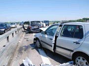 Viel "Blechsalat" gab es am Freitag auf der A1 im Kanton Solothurn. In fünf Unfälle wurden 15 Fahrzeuge verwickelt. (Bild: Handout Kantonspolizei Solothurn)