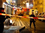 Tödliche Messer-Attacke in der Nähe der Pariser Oper: Die Polizei sperrt das Gebiet weiträumig ab. (Bild: KEYSTONE/AP/THIBAULT CAMUS)