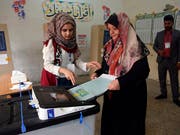 Ein Wahlbüro in Bagdad. Insgesamt waren rund 24,5 Millionen Wahlberechtigte aufgerufen, die 329 Mitglieder des Parlaments neu zu bestimmen. (Bild: KEYSTONE/AP/KHALID MOHAMMED)