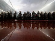 Die griechische Polizei hat bereits im Vorfeld des Cupfinals viel zu tun (Bild: KEYSTONE/AP/KOSTAS TSIRONIS)