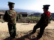 Zwei Mitglieder der TNLA-Miliz im Bundesstaat Shan im Norden Myanmars. (Bild: KEYSTONE/EPA/NYEIN CHAN NAING)