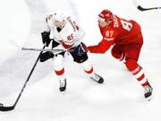 Unglücklich gekämpft: Der Schweizer Torschütze Sven Andrighetto (li.) entwischt dem Russen Maxim Schalunow, geht aber am Ende als Verlierer vom Eis (Bild: KEYSTONE/SALVATORE DI NOLFI)