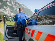 Die Kantonspolizei Glarus muss den Hintergrund eines tödlichen Beziehungsdelikts in Näfels GL aufklären. (Bild: KEYSTONE/GIAN EHRENZELLER)