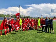 So sehen Sieger aus: Das Parlamentarier-Fussballteam hat in Österreich den EM-Titel gewonnen. (Bild: NR Matthias Aebischer per Twitter)
