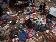 Trauernder auf den Trümmern einer beim Beben vor zehn Jahren in Sichuan zerstörten Schule. (Bild: KEYSTONE/AP/David Guttenfelder)