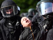 Die deutsche Polizei hat im Zusammenhang mit dem G-20-Gipfel im Juli 2017 in Hamburg zahlreiche Fahndungen nach Personen in 15 Ländern eingeleitet. (Bild: KEYSTONE/EPA/FILIP SINGER)