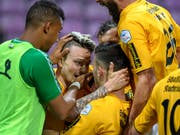 Zu früh gefreut: Die Schaffhauser Spieler herzen den Doppel-Torschützen Helios Sessolo, am Ende resultierte dennoch nur ein Punkt (Bild: KEYSTONE/MARTIAL TREZZINI)