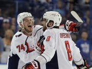 Washington-Captain Alexander Owetschkin feiert seinen Treffer gegen Tampa gemeinsam mit Verteidiger John Carlson (Bild: KEYSTONE/AP/CHRIS O'MEARA)