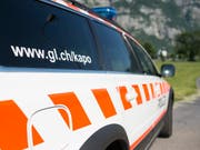 Die Kantonspolizei Glarus ermittelt in einem Beziehungsdelikt, bei dem am Freitagabend ein 30-jähriger Türke gestorben ist. (Bild: KEYSTONE/GIAN EHRENZELLER)