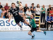 Dynamisch zum Auswärtssieg: Pfadi Winterthur (mit Jonas Langerhuus, re.) gewann zum Auftakt des Playoff-Finals gegen Wacker Thun (Bild: KEYSTONE/PETER SCHNEIDER)