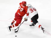 Zweikampf zwischen Nikita Saizew und Dean Kukan - am Ende behielten die Russen knapp mit 4:3 die Oberhand (Bild: KEYSTONE/SALVATORE DI NOLFI)