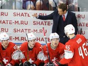 Patrick Fischer trieb seine Spieler auch im Spiel gegen Schweden an. Jetzt mutieren er und seine Mannschaft gezwungenermassen zu Fans der Russen (Bild: KEYSTONE/SALVATORE DI NOLFI)
