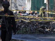 Experten der Sicherheitskräfte an einem der Anschlagsorte in Surabaya. Insgesamt wurden dort bei Anschlägen auf Christen elf Personen getötet. (Bild: KEYSTONE/EPA/STR)