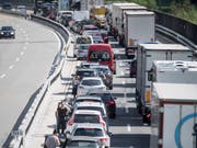 Zwei Stunden auf der Reise in den Süden, zwei Stunden auf dem Rückweg in den Norden: Wer über das verlängerte Wochenende ins Tessin oder nach Italien wollte, musste wie üblich an den Frühlings-Feiertagen Kilometer langen Stau in Kauf nehmen. (Bild vom Mittwoch) (Bild: KEYSTONE/URS FLUEELER)