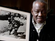 Der südafrikanische Fotograf Sam Nzima ist im Mai 2018 im Alter von 83 Jahren gestorben. Berühmt machte ihn dieses Foto von 1976. Es zeigt einen Schwarzen, der den sterbenden Hector Pieterson in den Armen hält. (Bild: Keystone/AP/DENIS FARRELL)