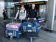 Kevin Fiala (links) und Roman Josi bei der Ankunft am Flughafen von Kopenhagen. Das Duo von Nashville verstärkt ab sofort das Schweizer Nationalteam an der WM in Dänemark (Bild: KEYSTONE/SALVATORE DI NOLFI)