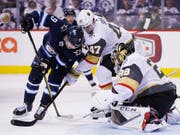 Luca Sbisa (Bildmitte mit Nummer 47) im Kampf um die Scheibe in Winnipeg (Bild: KEYSTONE/AP The Canadian Press/JOHN WOODS)