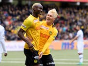 Ganz in Blond feierten die YB-Spieler Moumi Ngamaleu (links) und Christian Fassnacht vor heimischem Publikum einen weiteren Sieg des Meisters (Bild: KEYSTONE/ANTHONY ANEX)