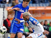 Der Grasshoppers-Spieler Souleyman Doumbia (rechts) hält sich den Luzerner Olivier Custodio vom Leib (Bild: KEYSTONE/WALTER BIERI)