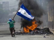 Feuer und Protest in Masaya, wo die Sicherheitskräfte hart durchgriffen (Bild: KEYSTONE/EPA EFE/JORGE TORRES)
