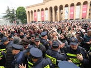 Tausende sind am Samstag in Georgien auf die Strasse gegangen, um gegen willkürliche Polizeiaktionen zu protestieren. (Bild: KEYSTONE/EPA/ZURAB KURTSIKIDZE)
