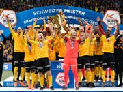 Steve von Bergen und Marco Wölfli an vorderster Front mit dem Pokal (Bild: KEYSTONE/ANTHONY ANEX)