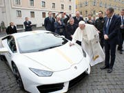 Papst Franziskus hatte im vergangenen November den weissen Lamborghini nicht nur gesegnet, sondern auch seine Handschrift auf der Haube hinterlassen. (Bild: KEYSTONE/AP L'Osservatore Romano)