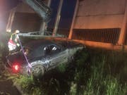Im auf der A12 bei Matran FR ausser Kontrolle geratenen Auto wurde ein 30-jähriger Mann lebensgefährlich verletzt. (Bild: Kantonspolizei Freiburg)