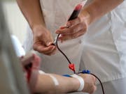 Ein Australier hat im Alter von 81 Jahren zum letzten Mal Blut gespendet. In 63 Jahren hat er mit Spenden seiner seltenen Blutgruppe Rhesus-negativ mehr als zwei Millionen Müttern geholfen. (Bild: KEYSTONE/AP dapd/KLAUS-DIETMAR GABBERT)