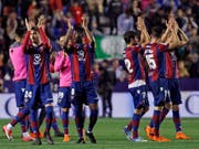 Grosser Jubel bei Levante: Der Aussenseiter bescherte Meister Barcelona die erste Niederlage (Bild: KEYSTONE/AP/ALBERTO SAIZ)