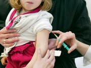 Die Grippewelle ist vorbei, doch die nächste kommt bestimmt. Wenn sich diese zu einer Pandemie entwickelt und die Impfstoffe knapp sein sollten, wäre es am effektivsten, wenn Kinder und Jugendliche Vorrang vor den Älteren bekommen. (Bild: KEYSTONE/AP/RUDI BLAHA)