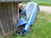 Das Unfallauto wurde beim Crash mit dem Schopf schwer beschädigt. (Bild: Kantonspolizei Aargau)