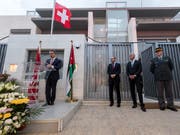 Bundesrat Ignazio Cassis (links) eröffnete am Sonntag in Amman ein neues Botschaftsgebäude - im Beisein des jordanischen Aussenministers (2. von links). (Bild: KEYSTONE/TI-PRESS/GABRIELE PUTZU)