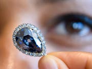 "The Farnese Blue" - dieser Diamant von 6,16 Karat und weitere Edelsteine kommen am Dienstag bei Sotheby's in Genf unter den Hammer. (Bild: KEYSTONE/MARTIAL TREZZINI)