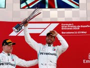 Lewis Hamilton erhielt zum dritten Mal die Trophäe für den Sieg beim Grand Prix von Spanien (Bild: KEYSTONE/AP/MANU FERNANDEZ)