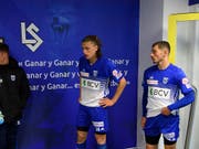 Die Spieler von Lausanne mussten in die Kabine zurück, nachdem die Partie gegen Thun wegen Chaoten hatte abgebrochen werden müssen (Bild: KEYSTONE/LAURENT GILLIERON)