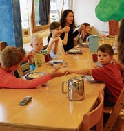 Kinder im Tageshort Rorschach-Rorschacherberg essen gemeinsam mit den Erzieherinnen zu Mittag. (Bilder: Rossella Blattmann)