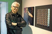 «Doppelhochzeiten» heissen die zweiteiligen, reliefartigen Werke von Ueli Strebel. (Bild: Cornelia Bisch (Muri, 27. April 2018))