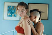 Im Film «Princess Cyd» verliebt sich Cyd (Jessie Pinnick) in Katie (Malic White). (Bild: Rachel Klauser/PD)