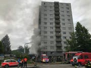 Der Hochhaus-Brand in Brügg bei Biel hielt am Montagmorgen Dutzende Feuerwehrleute in Atem. (Bild: zvg / Kantonspolizei Bern)