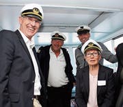 Gaienhofens Bürgermeister Uwe Eisch, Kapitän Harald Lang, Steckborns Stadtpräsident Roger Forrer und die Berlinger Gemeindepräsidentin Annemarie Moret mit Seemannsmütze im Steuerhaus. (Bild: Judith Meyer)