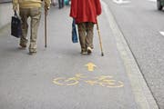 Mit der Petition «Rettet das Trottoir» sollen sich Fussgänger und Velofahrer weniger ins Gehege kommen. (Symbolbild: Gaëtan Bally/Keystone)